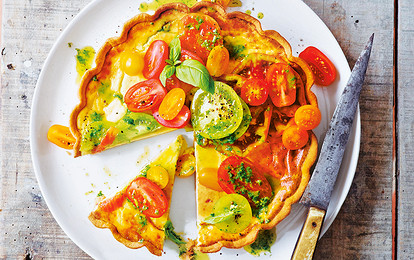 Тарт с творогом и соусом из базилика