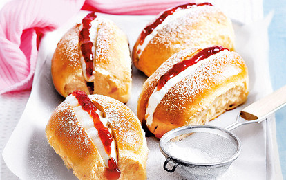 Дрожжевые булочки со сливками и джемом