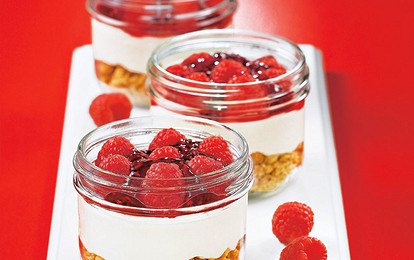 Десерт с творожным сыром и малиной