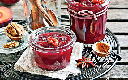 Сливовый джем с грецкими орехами и корицей