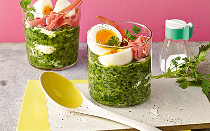 Закуска из шпината с яйцами и ветчиной