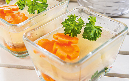 Заливное из курицы с чесноком