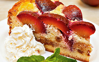 Манный пирог со сливами