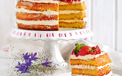 Торт с клубникой и цветками бузины