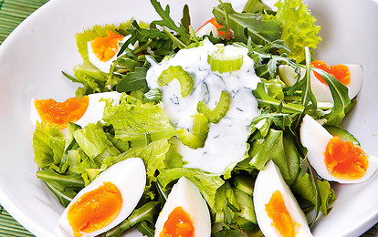 Салат с сельдереем и огурцами