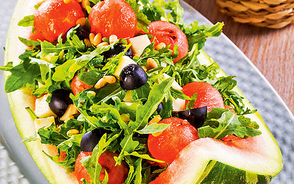 Салат с арбузом и сулугуни: пошаговый рецепт