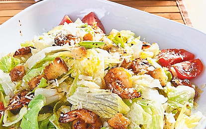 Необычный ужин: рецепт салата с креветками и сухариками 