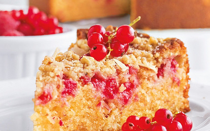 Пирог со смородиной и миндалем