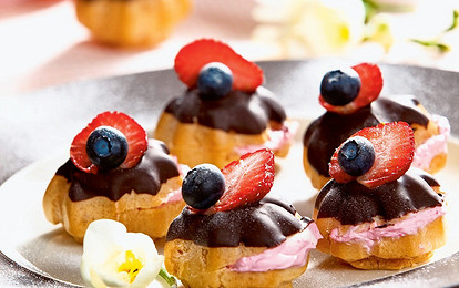 Себя нужно баловать: рецепт эклеров с клубничным кремом 