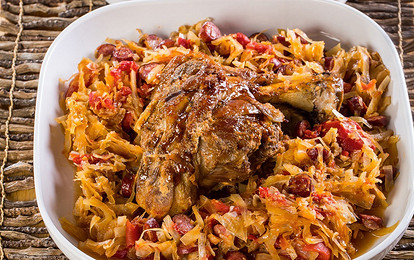 Рулька с кислой капустой