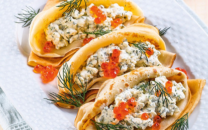 Все еще Масленица: рецепт блинчиков с сырной начинкой