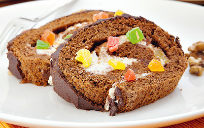 Рулет с шоколадом и цукатами