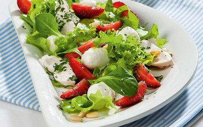 Рецепты с клубникой: 4 блюда, которые легко готовить