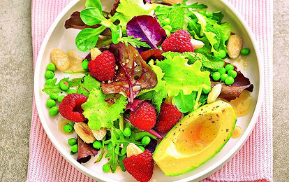 На десерт или на обед: рецепт салата с миндалем или малиной