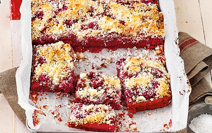 Пирог с малиной и кокосом