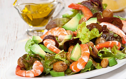 Ужин с пользой: рецепт салата с авокадо и креветками 