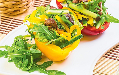 Для праздничного застолья: рецепт салата с печенкой в сладком перце