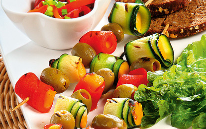 Шашлык с овощами и сыром