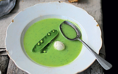 Лето в тарелке: рецепт крем-супа из молодого горошка с моцареллой