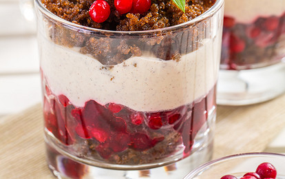 Десерт из ржаного хлеба с ягодным джемом