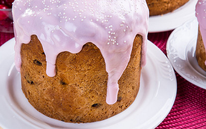 Кулич с ягодной глазурью