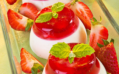 Легкий десерт с клубникой