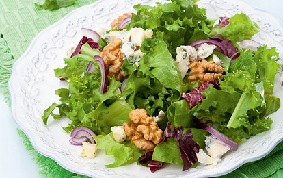 Салат с орехами и луком