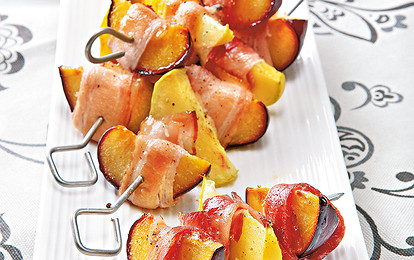 Шашлык с фруктами и беконом