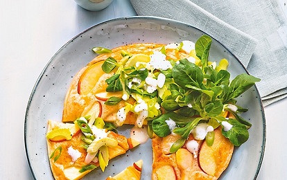 Сытный завтрак: рецепт яблочных оладьев с салатом