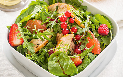 Салат с куриным филе и ягодами