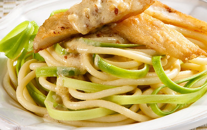 Рыбное филе с вермишелью и кабачками