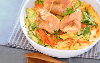 Рулетики из лосося на овощах