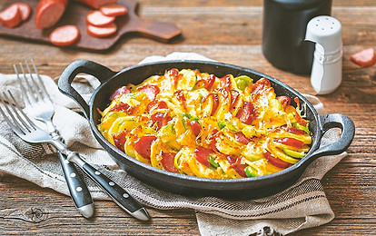 Вкуснее омлета и бутербродов: рецепт запеканки с колбасой