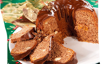 Шоколадный кекс с курагой и орехами