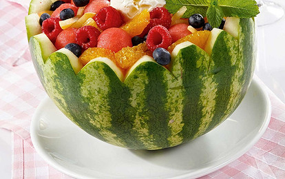 Арбуз с ягодами и фруктами