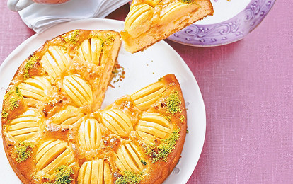 Десерт для уютного вечера: рецепт яблочного пирога с фисташками