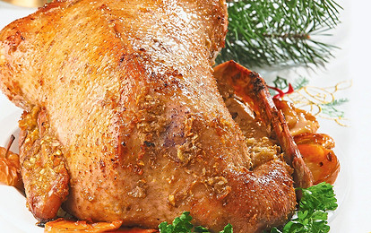 Гусь, запеченый с яблоками и грецкими орехами