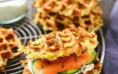 Картофельные вафли с огурцом и лососем