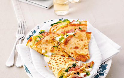 Блинчики с ветчиной, моцареллой и луком-пореем