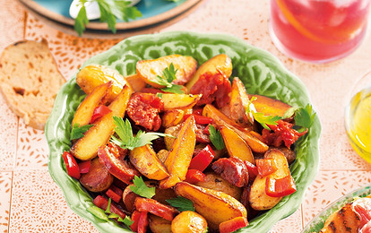 Жареный картофель с колбасой и сладким перцем