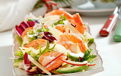 Салат с авокадо, креветками и яблоком