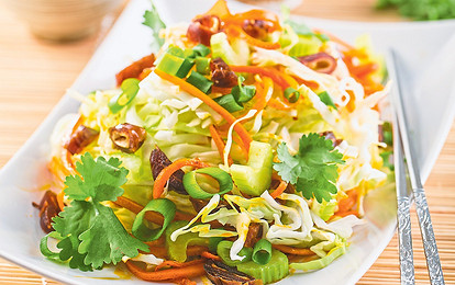 Салат с капустой, сельдереем и финиками