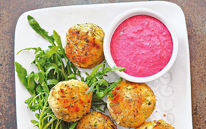 Блюдо для любой ситуации: рецепт щарици из феты и цукини с соусом из свеклы