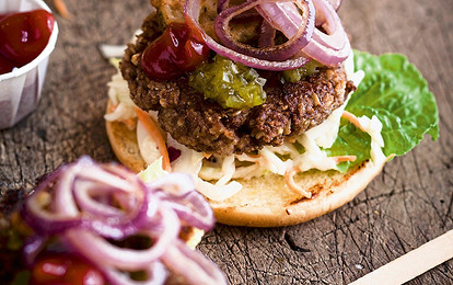 Полезный фастфуд: рецепт бургеров из нута с луком