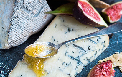 Чем полезен сыр с плесенью (эстеты оценят)