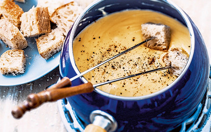 Время расслабиться: рецепт сырного фондю с белым вином