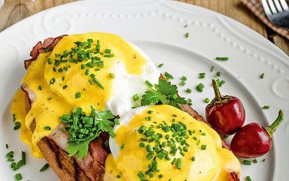 Яйца бенедикт с голландским соусом