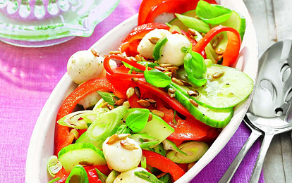 Просто, но очень вкусно: рецепт салата с моцареллой