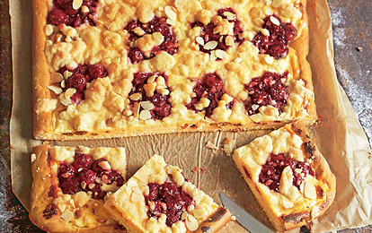 Торт с вишней и творожным кремом