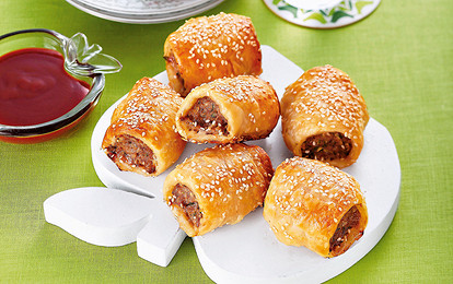 Рулетики из колбасок в тесте